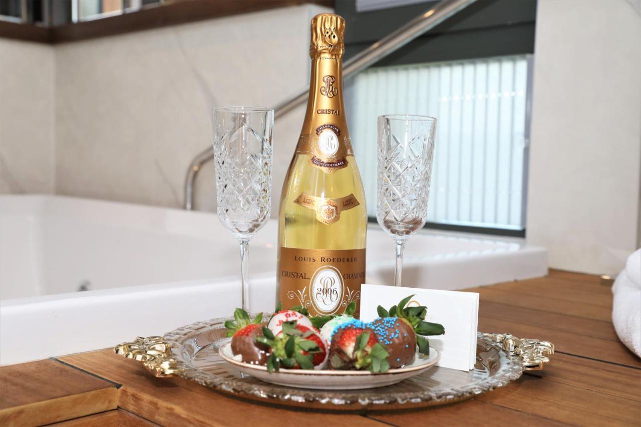 Limak Skopje Luxury Hotel ภายนอก รูปภาพ A bottle of Dom Pérignon