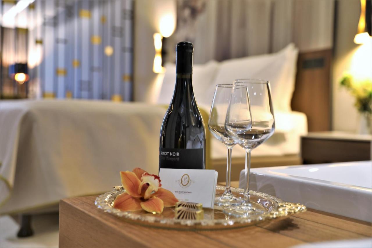 Limak Skopje Luxury Hotel ภายนอก รูปภาพ A bottle of wine and a glass