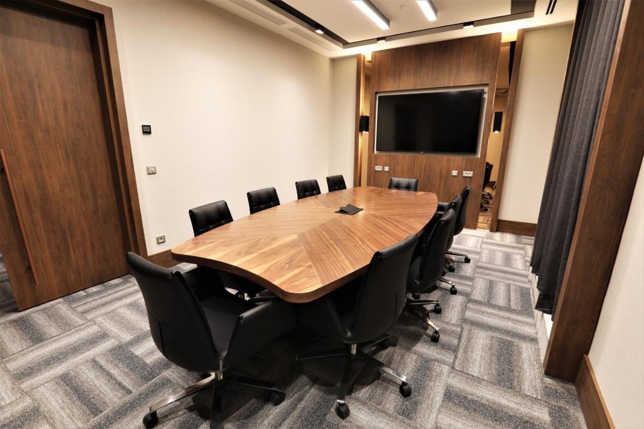 Limak Skopje Luxury Hotel ภายนอก รูปภาพ A meeting room at the London office