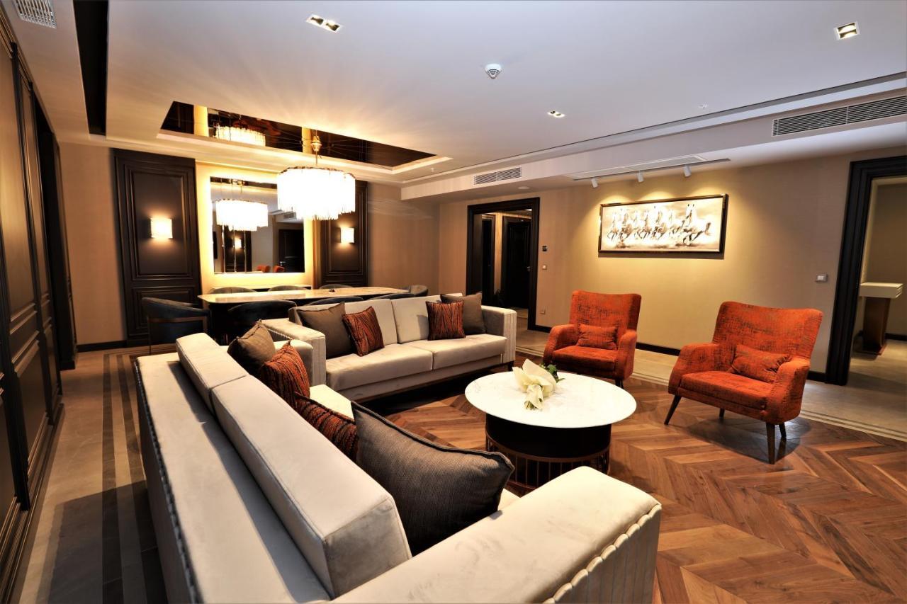 Limak Skopje Luxury Hotel ภายนอก รูปภาพ The interior of the club lounge at the airport