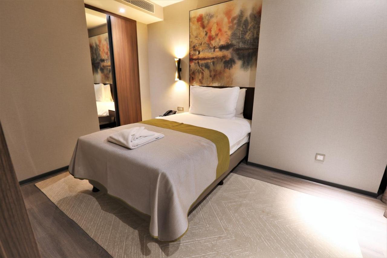 Limak Skopje Luxury Hotel ภายนอก รูปภาพ A bedroom in a hotel